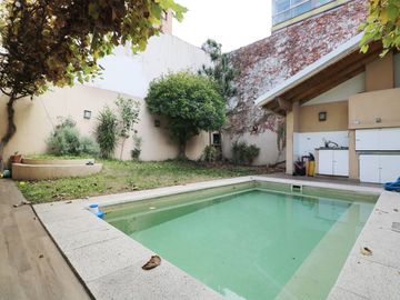 Venta Casa 5 ambientes Pileta Parque Chacabuco