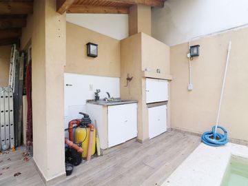 Venta Casa 5 ambientes Pileta Parque Chacabuco