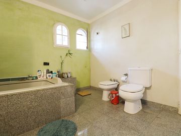 Venta Casa 5 ambientes Pileta Parque Chacabuco