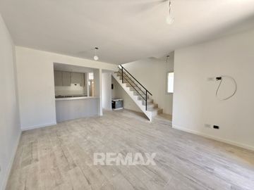 VENTA CASA DUPLEX, 3 DORM, C/JARDIN. PILAR