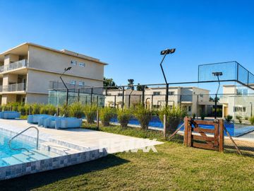 VENTA CASA DUPLEX, 3 DORM, C/JARDIN. PILAR