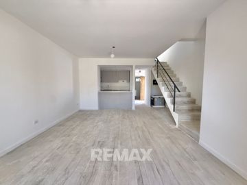 VENTA CASA DUPLEX, 3 DORM, C/JARDIN. PILAR
