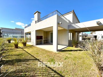 VENTA CASA DUPLEX, 3 DORM, C/JARDIN. PILAR