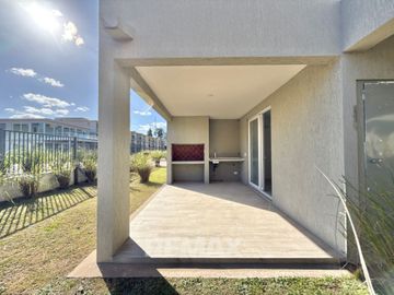 VENTA CASA DUPLEX, 3 DORM, C/JARDIN. PILAR