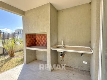 VENTA CASA DUPLEX, 3 DORM, C/JARDIN. PILAR