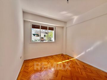 Venta Depto de Categoría 8 Amb. PLAZA MISERICORDIA