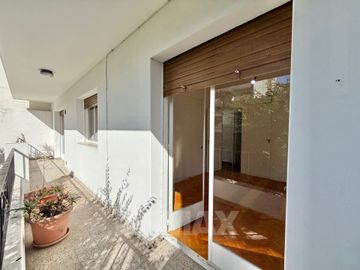 Venta Depto de Categoría 8 Amb. PLAZA MISERICORDIA