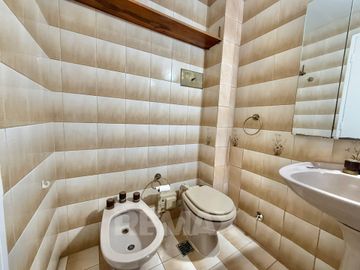 Venta Depto de Categoría 8 Amb. PLAZA MISERICORDIA