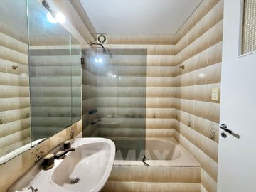 Venta Depto de Categoría 8 Amb. PLAZA MISERICORDIA