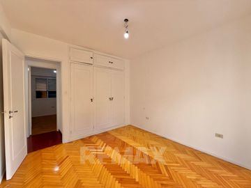 Venta Depto de Categoría 8 Amb. PLAZA MISERICORDIA