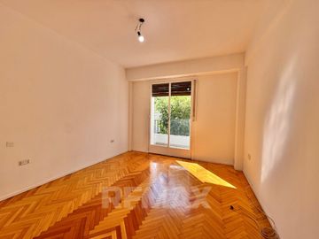 Venta Depto de Categoría 8 Amb. PLAZA MISERICORDIA