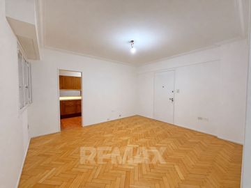 Venta Depto de Categoría 8 Amb. PLAZA MISERICORDIA