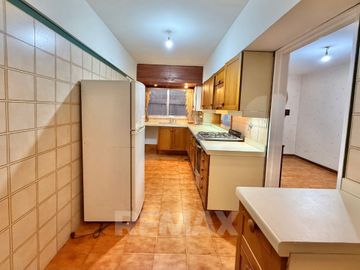 Venta Depto de Categoría 8 Amb. PLAZA MISERICORDIA