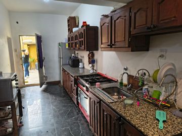 Casa 2 dormitorios con patio  barrio azcuenaga