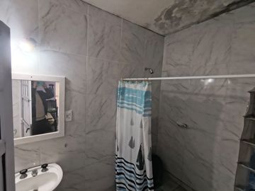 Casa 2 dormitorios con patio  barrio azcuenaga