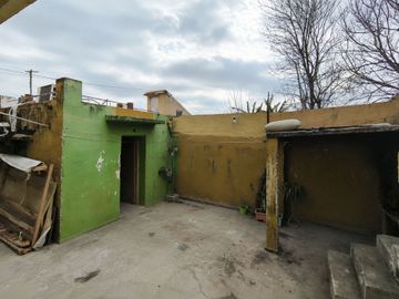 Casa 2 dormitorios con patio  barrio azcuenaga