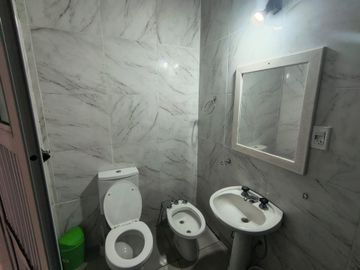 Casa 2 dormitorios con patio  barrio azcuenaga