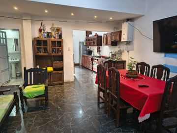 Casa 2 dormitorios con patio  barrio azcuenaga