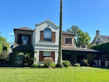 VENTA CASA BARRIO GALÁPAGOS CON JARDÍN 7 AMBIENTES