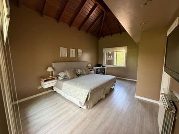 VENTA CASA BARRIO GALÁPAGOS CON JARDÍN 7 AMBIENTES