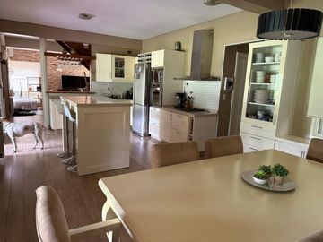 VENTA CASA BARRIO GALÁPAGOS CON JARDÍN 7 AMBIENTES