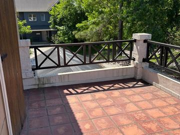 VENTA CASA BARRIO GALÁPAGOS CON JARDÍN 7 AMBIENTES