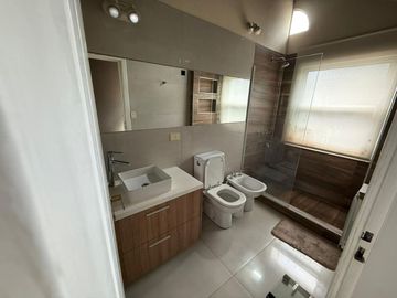 VENTA CASA BARRIO GALÁPAGOS CON JARDÍN 7 AMBIENTES