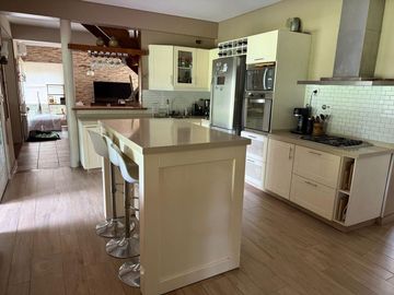 VENTA CASA BARRIO GALÁPAGOS CON JARDÍN 7 AMBIENTES