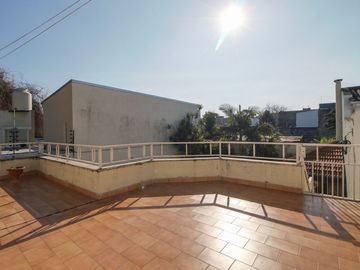 CASA 5 AMBIENTES CON PATIO SAN ANDRES BARRIO GOLF