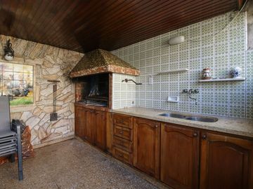 CASA 5 AMBIENTES CON PATIO SAN ANDRES BARRIO GOLF
