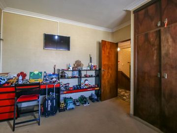 CASA 5 AMBIENTES CON PATIO SAN ANDRES BARRIO GOLF
