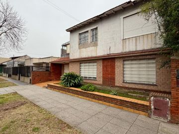 CASA 6 AMB VENTA LOMAS DE ZAMORA PATIO Y PILETA