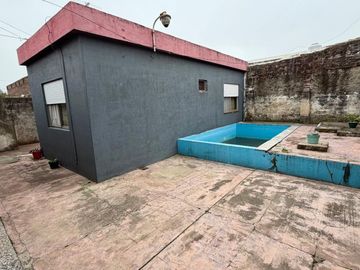 CASA 6 AMB VENTA LOMAS DE ZAMORA PATIO Y PILETA