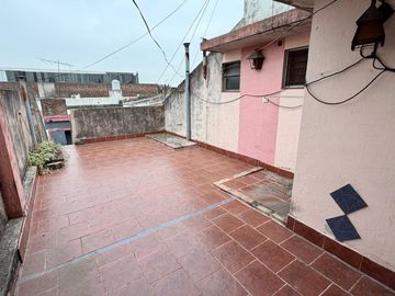 CASA 6 AMB VENTA LOMAS DE ZAMORA PATIO Y PILETA