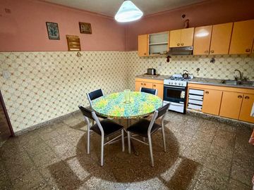 CASA 6 AMB VENTA LOMAS DE ZAMORA PATIO Y PILETA