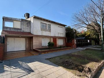 CASA 6 AMB VENTA LOMAS DE ZAMORA PATIO Y PILETA