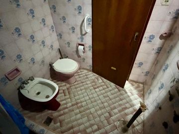 CASA 6 AMB VENTA LOMAS DE ZAMORA PATIO Y PILETA