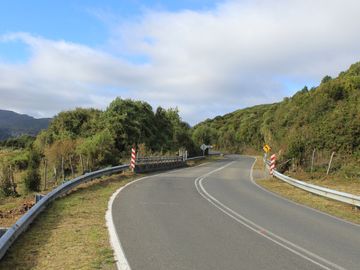 Campo con bosque nativo / Cucao, Chonchi