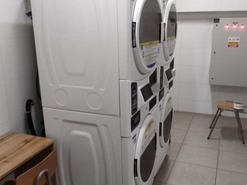 DEPARTAMENTO CON PATIO DE 2 DORMITORIOS Y 2 BAÑOS EST Y B