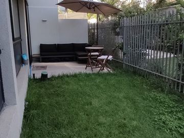 DEPARTAMENTO CON PATIO DE 2 DORMITORIOS Y 2 BAÑOS EST Y B