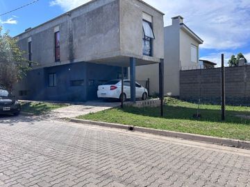 VENTA CASA 2 DORM EN BARRIO SPILIMBERGO NORTE CBA