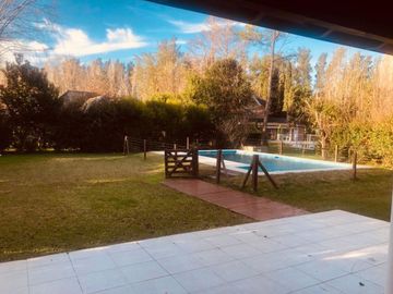 CASA EN VENTA 5 AMBIENTES EN SOLAR DEL BOSQUE