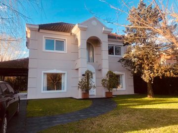 CASA EN VENTA 5 AMBIENTES EN SOLAR DEL BOSQUE