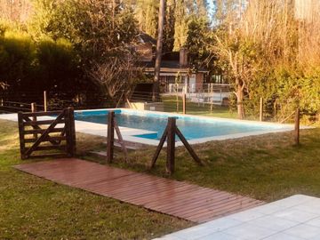CASA EN VENTA 5 AMBIENTES EN SOLAR DEL BOSQUE