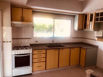 CASA EN VENTA 5 AMBIENTES EN SOLAR DEL BOSQUE