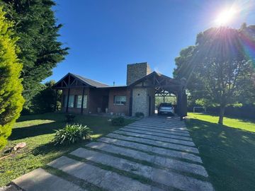 VENTA CASA 4 AMB C/ PILETA EXALTACION DE LA CRUZ