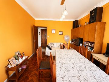 DEPARTAMENTO CON BALCÓN EN VENTA - MONTE CASTRO