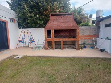 CASA 4 AMBIENTES GARAGE GALERIA QUINCHO PARRILLA