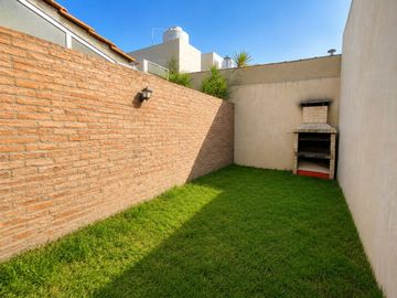 DUPLEX 3 AMB C/COCHERA, JARDÍN, LAVADERO Y ALTILLO