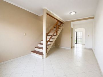 DUPLEX 3 AMB C/COCHERA, JARDÍN, LAVADERO Y ALTILLO